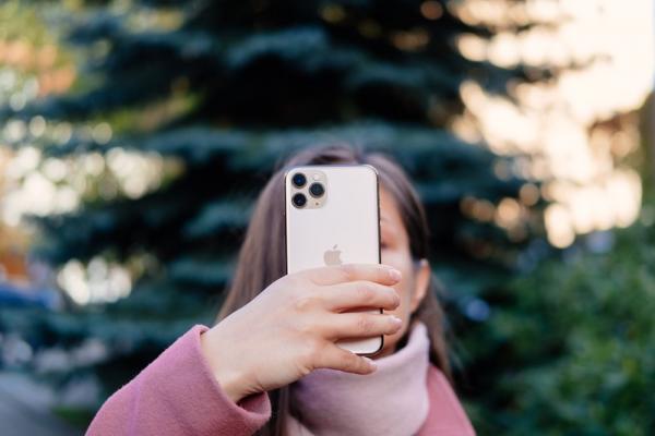 Melambangkan Orang Kaya! Pengguna handphone iPhone Sering Bangga Pamer di Sosmed atau Publik