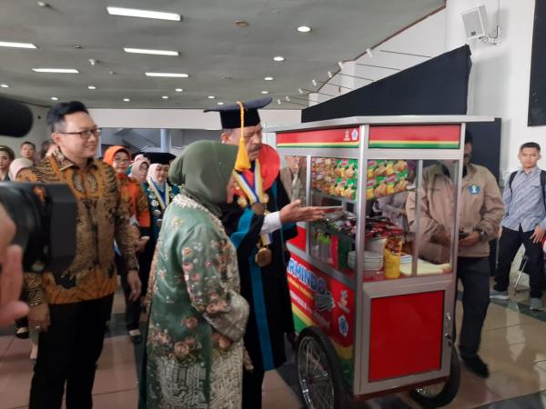 Mensos Serahkan 10 Gerobak Bagi Penerima Manfaat di Kota Bandung