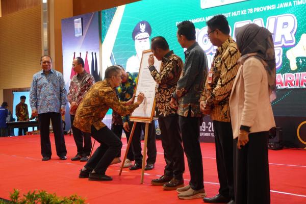 Bank Jatim Salurkan CSR ke Disnakertrans Jawa Timur, Dukung Gerakan Merdeka Berkarir