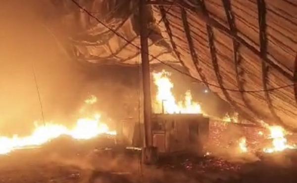 Pabrik Botol di Mustika Jaya Bekasi Terbakar Hebat, 11 Unit Pemadam Berjuang Padamkan Api 