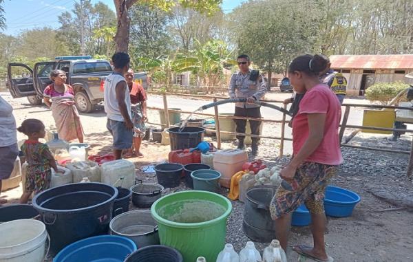Polsek Miomafo Timur Salurkan Air Bersih dan Buku Kepada Pelajar di Desa Tublopo