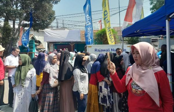 Warga Cilegon Rela Antri dan Berdesakan Demi Dapatkan Paket Sembako di Bazar Murah DKPP