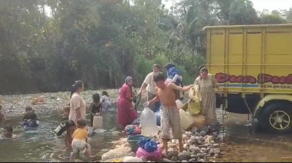 Ngenes! Kekeringan Melanda Lebak, Warga Terpaksa Cari Air di Sungai Sejauh 15 Km