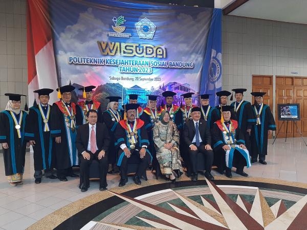 Mensos Risma Hadiri Wisuda Poltekesos Bandung