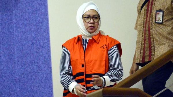 Resmi Ditahan KPK, Karen Agustiawan Langsung Duduk Lemas