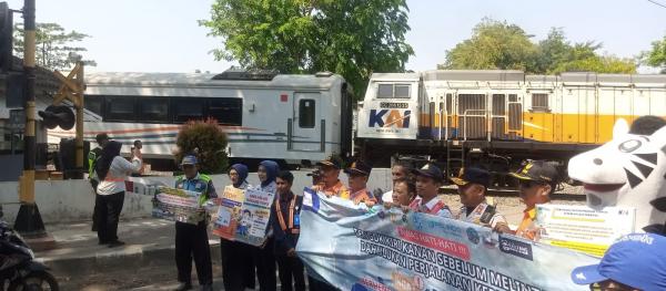 KAI Daop 3 Cirebon Edukasi Masyarakat Disiplin Lalu Lintas di Perlintasan Sebidang