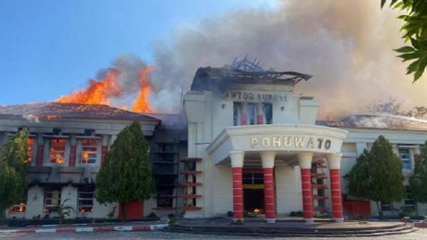 Kantor Bupati Pohuwato Gorontalo di Duga Dibakar Massa Pendemo