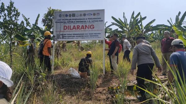 Satgas Gakkum BLBI Akhirnya Pasang Plang Pengawasan di Tanah Aset  Milik BI di Cibeber