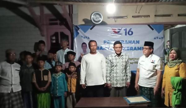 Bacaleg Partai Perindo Wuryanto Bantu Keramik Lantai Majlis Taklim di Kalisogra Wetan