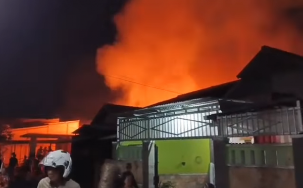 Kebakaran Landa Rumah dan Angkringan di Genuk Semarang, 8 Unit Damkar Dikerahkan
