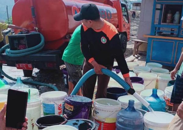 Peduli Sesama, PGRI Banjarnegara Bagikan 30 Tangki Air Bersih