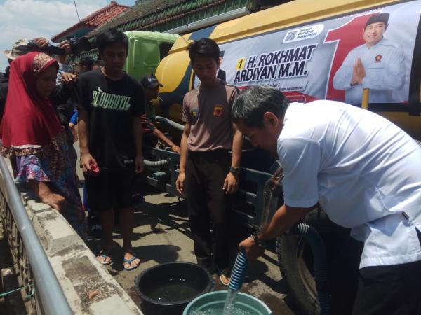 Warga di Kuningan Kesulitan Air Bersih, Rokhmat Ardiyan Turun Kirim Bantuan 2 Tangki Air