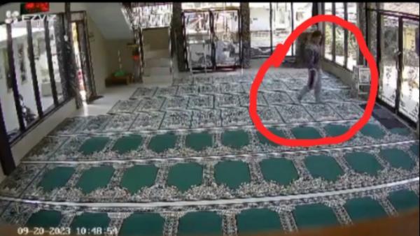 Keterlaluan !! Seorang Pria Curi Dua Kotak Amal Masjid, Aksinya Terekam CCTV