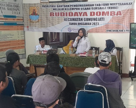 Dinsos Kabupaten Cirebon Salurkan Bantuan Ternak Kambing di Desa Kalisapu