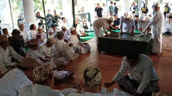 Keraton Kasepuhan Cirebon Cuci Benda Peninggalan Sunan Gunung Jati, Warga Berharap Berkah
