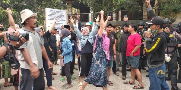 Ratusan Warga Blokade TPA Paku, Hadang Puluhan Truk Sampah yang Dikawal Aparat Gabungan