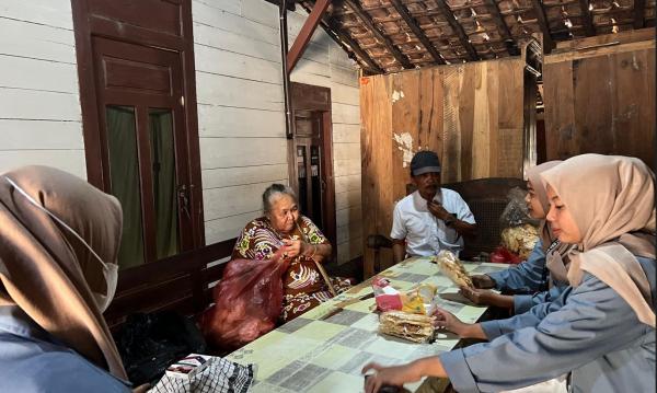 Peduli UMKM, Mahasiswa KKN - IAIN Kudus Lakukan Pendampingan Pelaku Usaha “Kerupuk Pati”