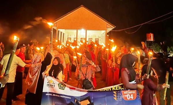 Ratusan Api Obor Meriahkan Peringatan Maulid Nabi Muhammad di Desa Ibul Belitung 