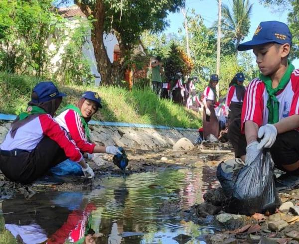 Peringati WCD, Siswa SMPN 1 Bawang Turun ke Irigasi Bersihkan Sampah
