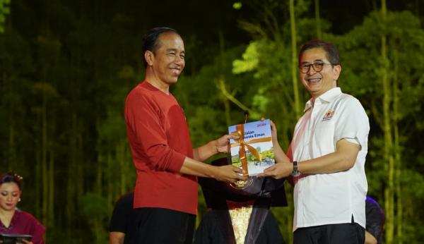 Siapkan Generasi Pembangunan, Kadin Hadiahkan Buku Peta Jalan Indonesia Emas 2045 pada Jokowi