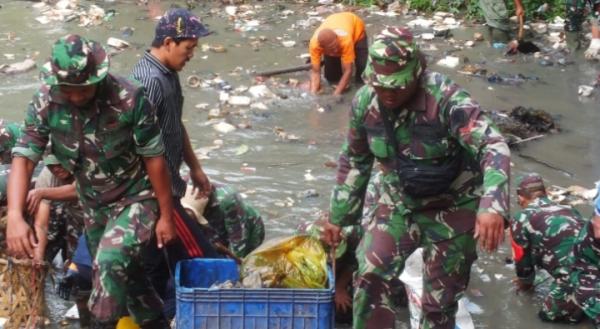 Sambut HUT TNI Ke-78, Kodim 0602/Serang Gelar Karya Bakti Bersihkan Sampah di Sungai Cibanten