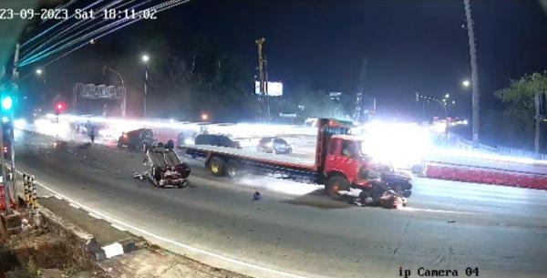 Ngeri! Detik-detik Kecelakaan Maut Truk Tabrak 13 kendaraan di Exit Tol Bawen Terekam CCTV