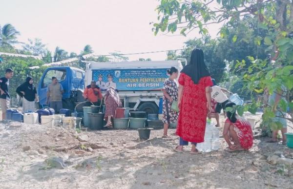 Warga Cihara Mendapatkan Bantuan Air Bersih dari Pemkab Lebak