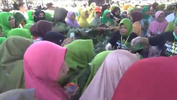 15 Ribu Warga Berdesakan Makan Nasi Kikil Bersama di Jombang, Masuk Rekor MURI