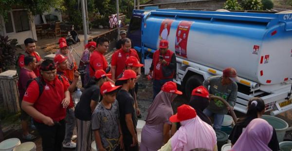 Kang Arief Rachman Salurkan Air Bersih Bagi Warga di Desa Selajambe Sukaluyu