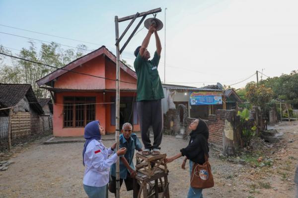 9 Titik Desa Pejok di Bojonegoro Terima Penerang Jalan dari Orang Muda Ganjar