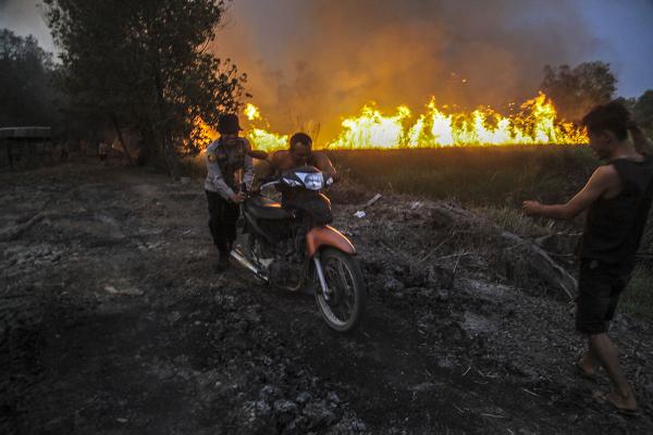 Kebakaran Lahan Ancam Rumah Warga dan Menganggu Jalan Lintas Sumatera
