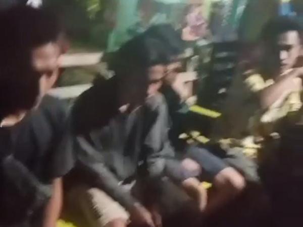 Empat Remaja Ini Tertangkap Tangan Tengah Asyik Mancing di Kolam Warga Desa Tambak Rejo