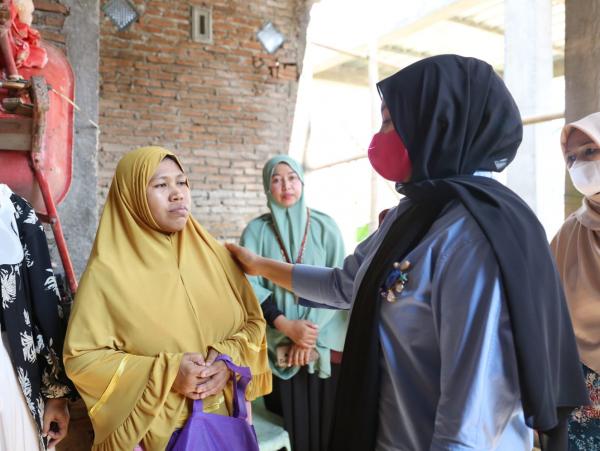 Konsen Zero Stunting, Fatmawati Rusdi Distribusikan Bantuan Telur