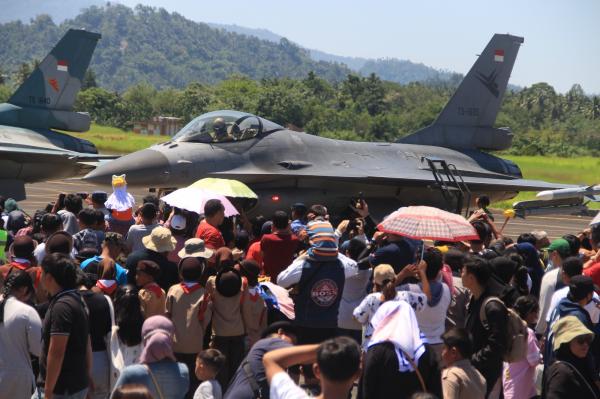 Ratusan Warga Penuhi Apron Lanud Sam Ratulangi Ingin Melihat Pesawat Tempur Dari Dekat