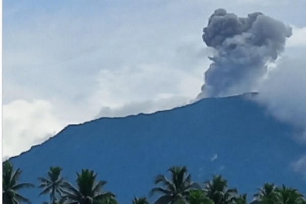 Kawah Gunung Ibu di Maluku Utara Semburkan Abu Vulkanik setinggi 1,5 Kilometer