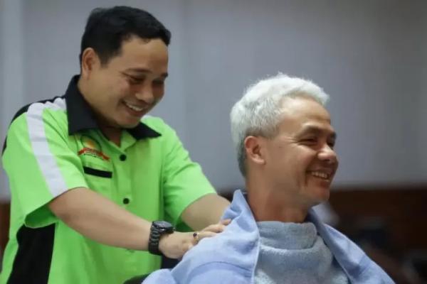 Rambut Putih Ganjar Pranowo Dipangkas Tukang Cukur Legendaris, Irawan Ketua Asgar Indonesia