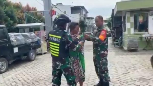 Aksi Terpuji Babinsa TNI AD, Beli Pakaian Lalu Kenakan kepada Lansia OGDJ Telanjang di Medan Marelan