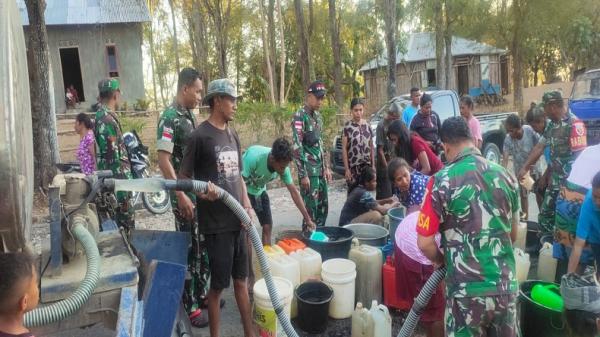 Warga Desa Tublopo Serbu Air Pembagian Bersih dari TNI Kodim TTU