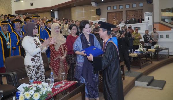 Perjalanan Bos Cimory Terima Gelar Doktor Honoris Causa, Rektor Undip:  Sama Bu Susi Pudjiastuti