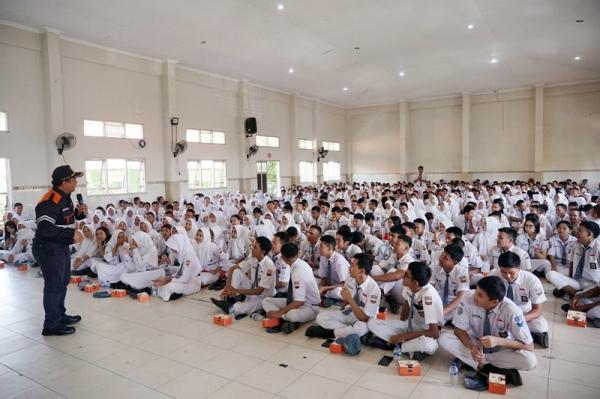 Peduli Pendidikan! KAI Mengajar Hadir di SMK Negeri 7 Semarang