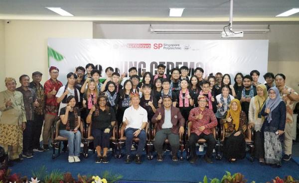 Mahasiswa UM Surabaya dan Singapore Polytechnic Terjun ke Pesisir Lamongan