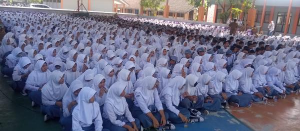 Pemkab Cirebon Berikan Edukasi Siswa-siswi SMAN 1 Palimanan soal Sampah