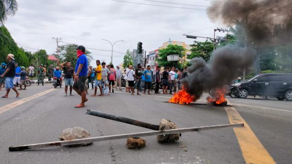 Breaking News ! Bakar Ban, Ratusan Sopir Angkot di Sorong Blokade Jalan Utama