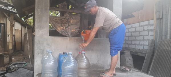 Dampak Kemarau Panjang  Warga Kampung Nangka Bubur Terpaksa Ambil Air di Kampung Tetangga Desa