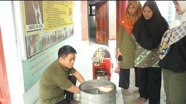 Dosen-Mahasiswa Untag Surabaya Dampingi Warga Produksi Kripik secara Modern, Ini yang Dilakukan