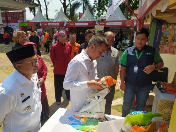 Pj Gubernur Jabar Bey Machmudin Sambangi Bazar Pangan Murah Cianjur