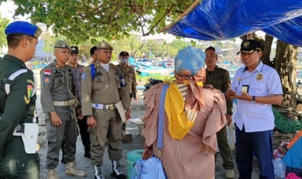 Adu Mulut Antara Petugas dan Bakul Ikan Warnai Razia yang Dilakukan DKPKP Kabupaten Pangandaran