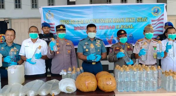 Tim Gabungan Lantamal XIV Amankan Ratusan Liter Miras Ilegal diatas KM Sinabung