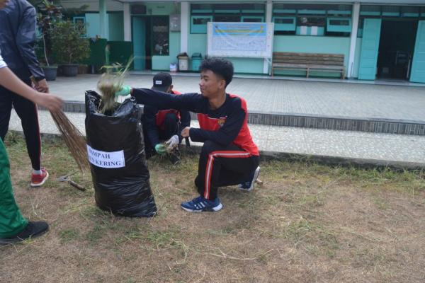 WCD, Siswa dan Guru SMAN 1 Klampok Bersihkan Sekolah Hingga Selokan