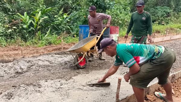 Hari pertama TMMD di Kampung Kanggewot, Para Personil Langsung Garap Pengecoran Jalan Kampung